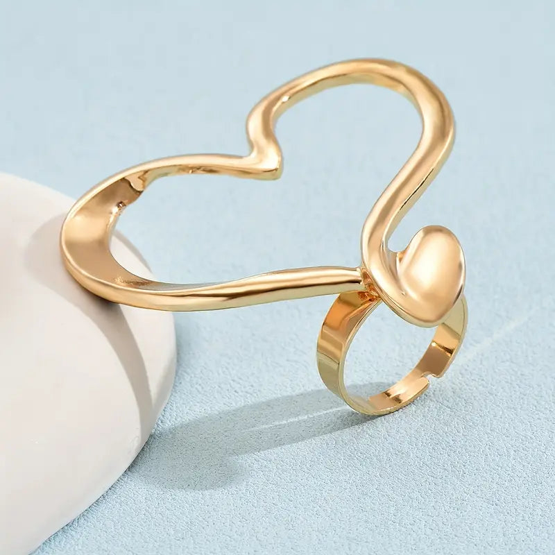 A Simple Yet Exaggerated Vintage Heart-shaped Hollow Wide-faced Ring For Daily Wear Or Parties.